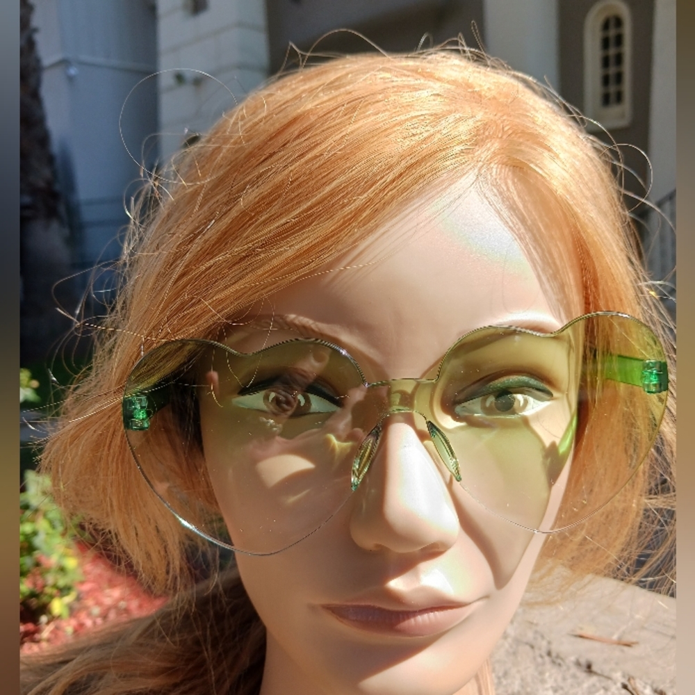 SUNGLASSES Light GREEN HEART-NEW